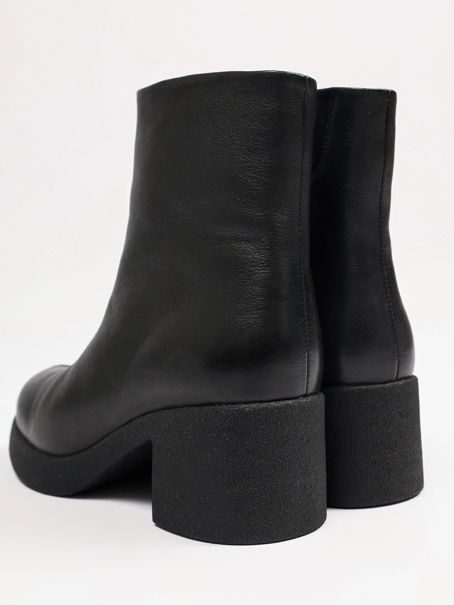 Ботильоны черного цвета на широком высоком каблуке